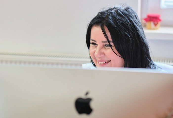 Vstávam o pol piatej a milujem rozosmievať ľudí